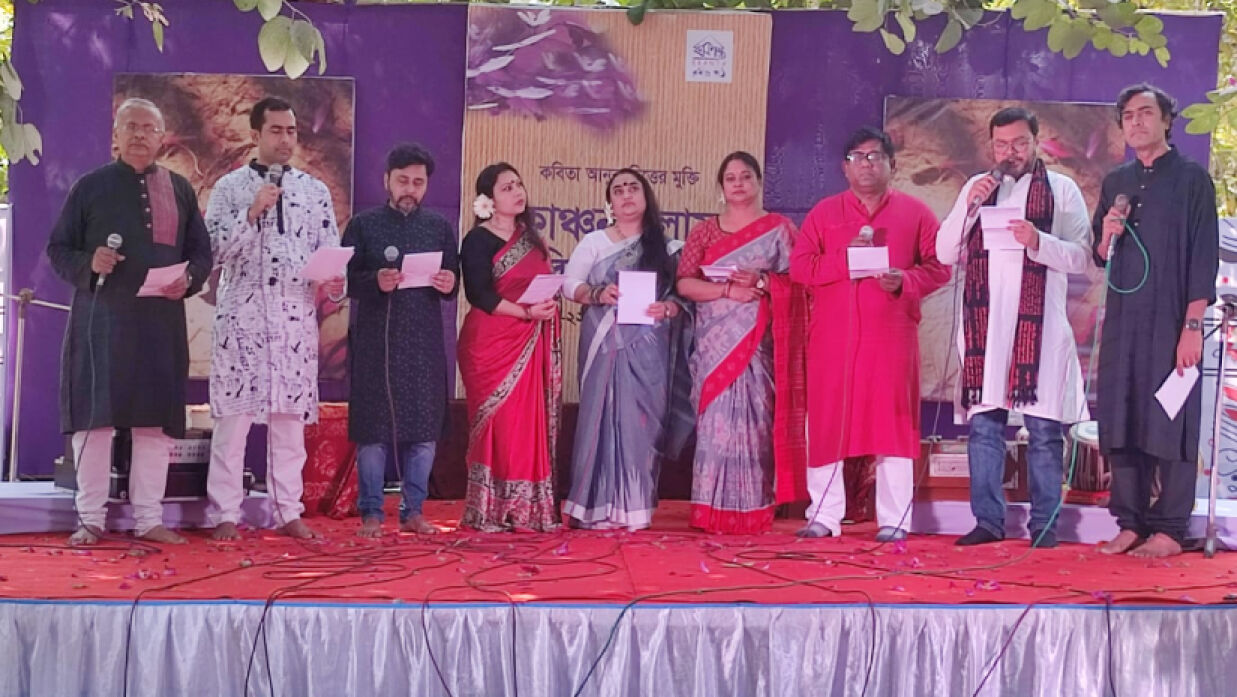 কবিতা উৎসবে দলীয় কবিতা আবৃত্তি করে ঢাকার কথা কবিতা আবৃত্তি চর্চা কেন্দ্র।