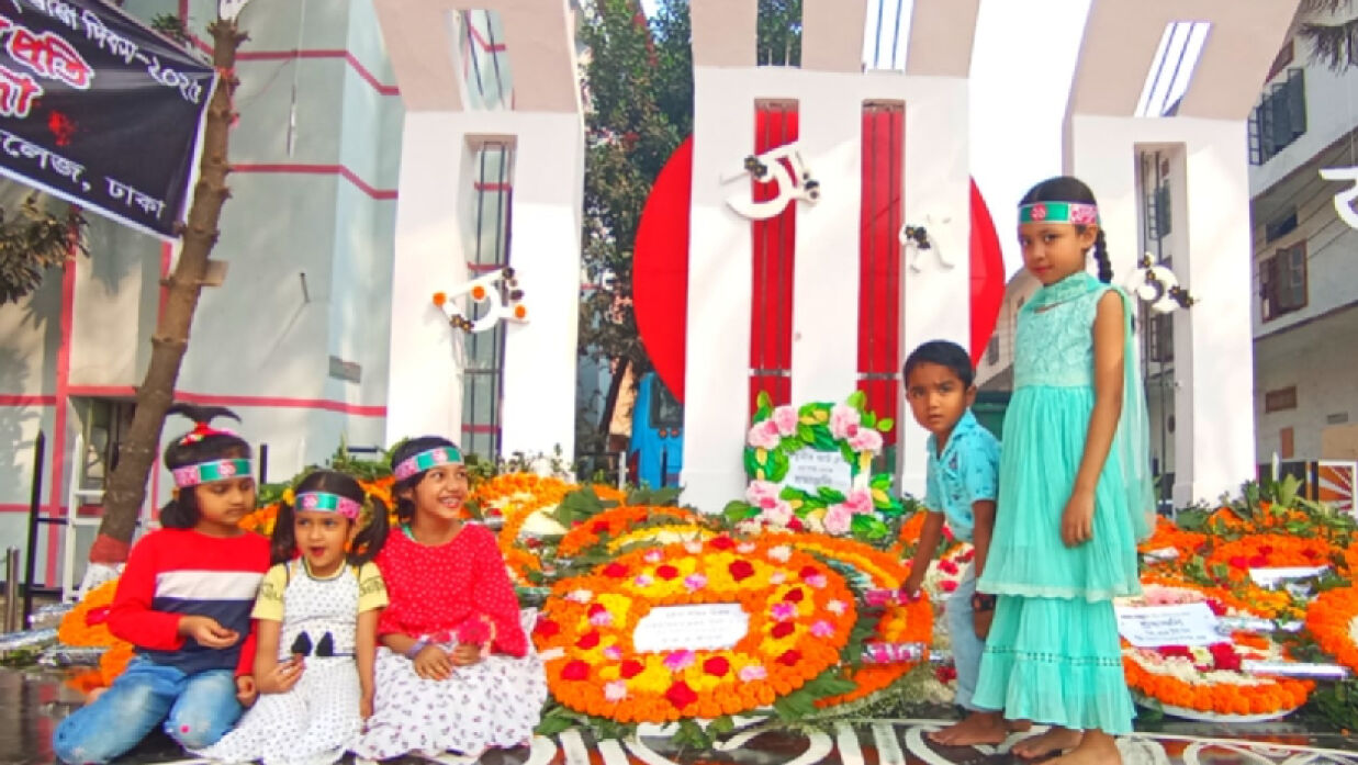 শহীদদের স্মরণে ফুল দিতে এসেছেন শিশুরা