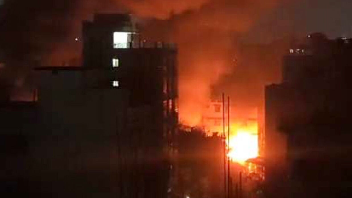 খিলগাঁওয়ে ছড়িয়ে পড়ছে আগুন, নিয়ন্ত্রণে ১০ ইউনিট