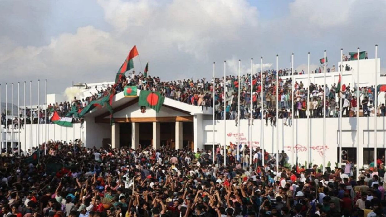 তৎকালীন প্রধানমন্ত্রীর কার্যালয়ে আন্দোলনকারীরা