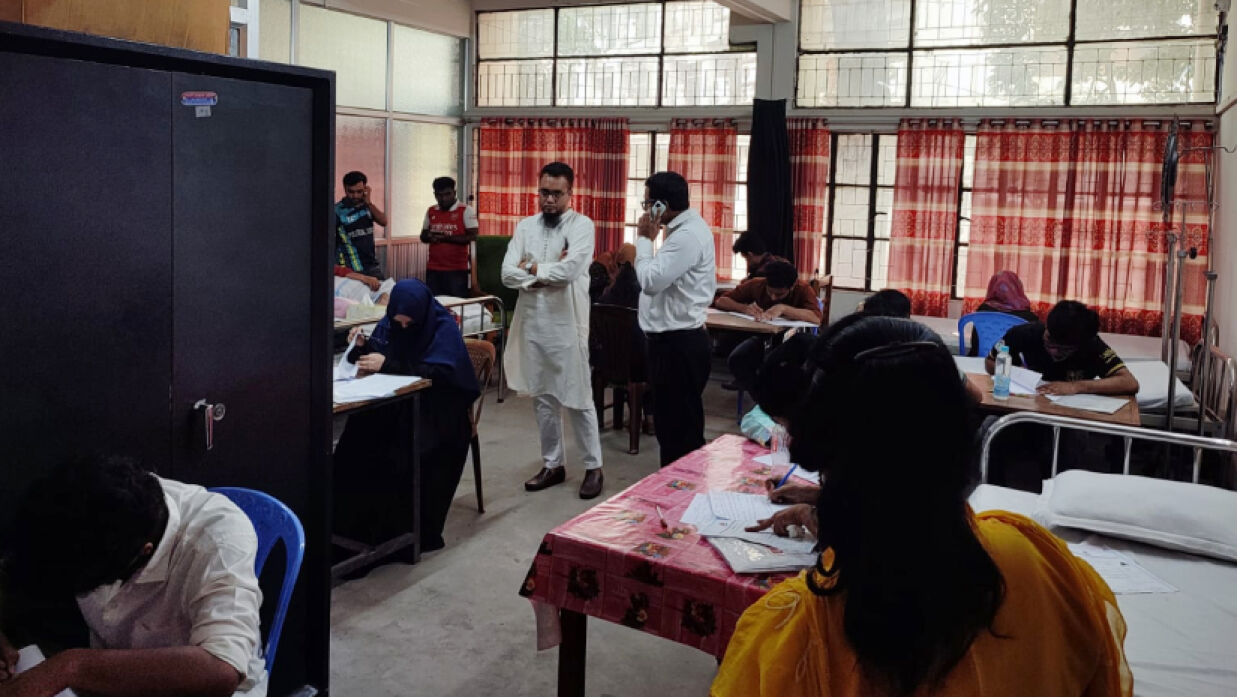 আধা ঘণ্টা দেরিতে আসা ১২ পরীক্ষার্থীকে পরীক্ষার দেওয়ার সুযোগ দিয়েছে জবি প্রশাসন 