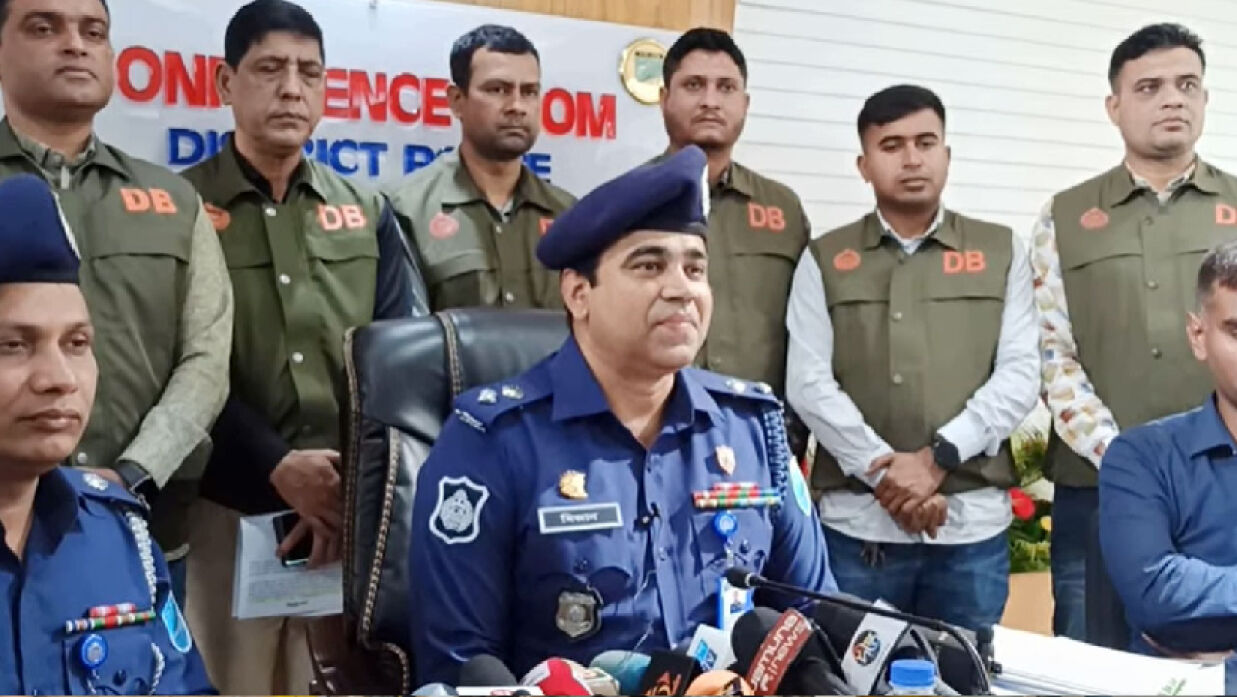 সংবাদ সম্মেলনে পুলিশ সুপার মিজানুর রহমান