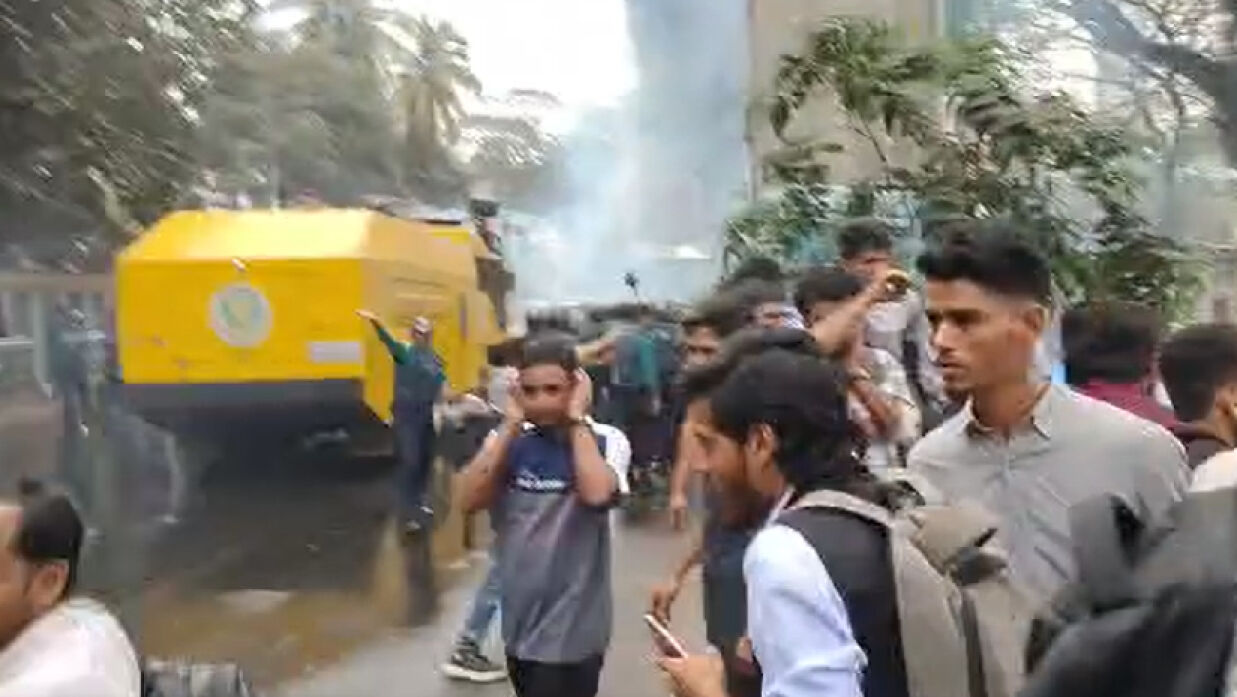 সাউন্ড গ্রেনেড নিক্ষেপ