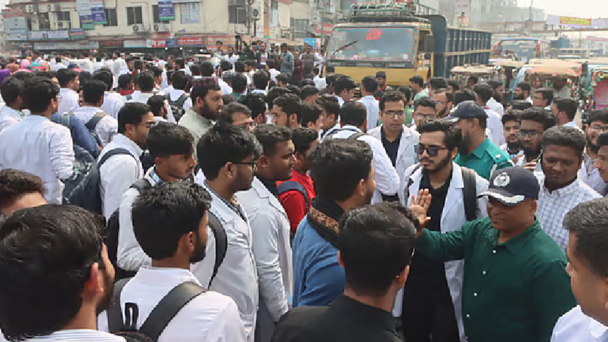 ৫ দফা দাবিতে রংপুর নগরে রংপুর-দিনাজপুর মহাসড়ক অবরোধ করেন বিভিন্ন সরকারি ও বেসরকারি মেডিকেল কলেজের শিক্ষার্থীরা