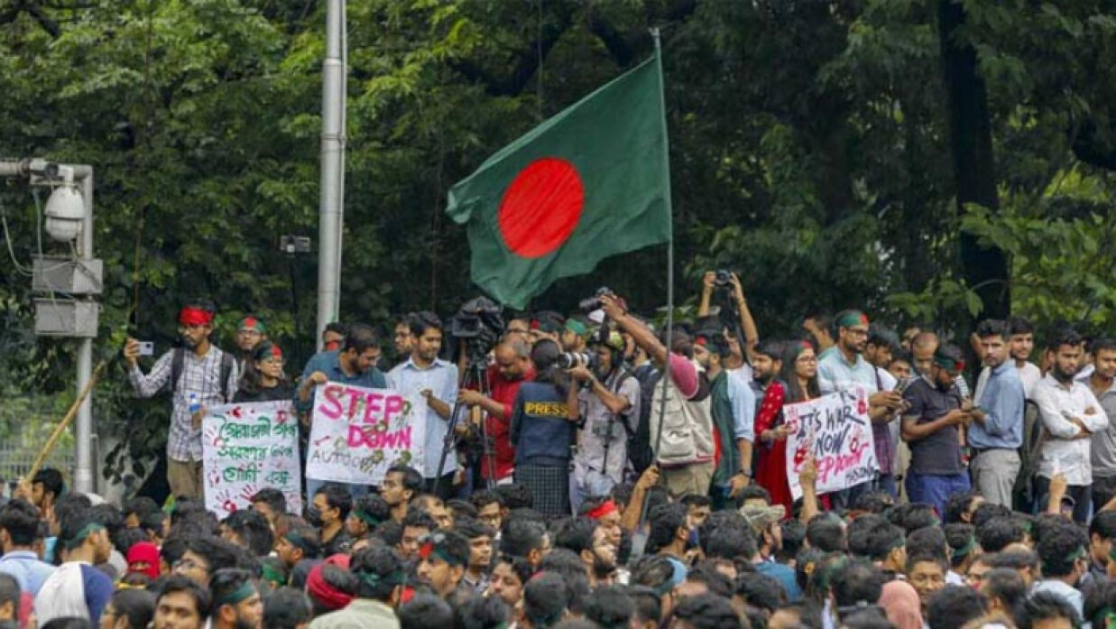 জুলাই গণঅভ্যুত্থাণে বাংলাদেশের পতাকা হাতে এক তরুণ