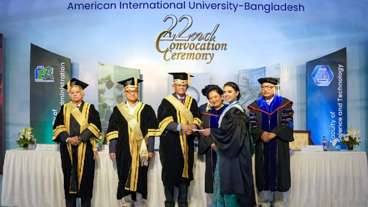 সমাবর্তন অনুষ্ঠানে আমন্ত্রিত অতিথি থেকে সনদ গ্রহণ করছেন গ্র্যাজুয়েট