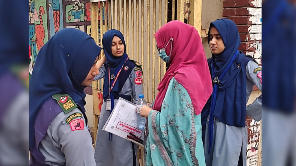 ভর্তি পরীক্ষার্থীদের সহায়তা করছে রোভার স্কাউট