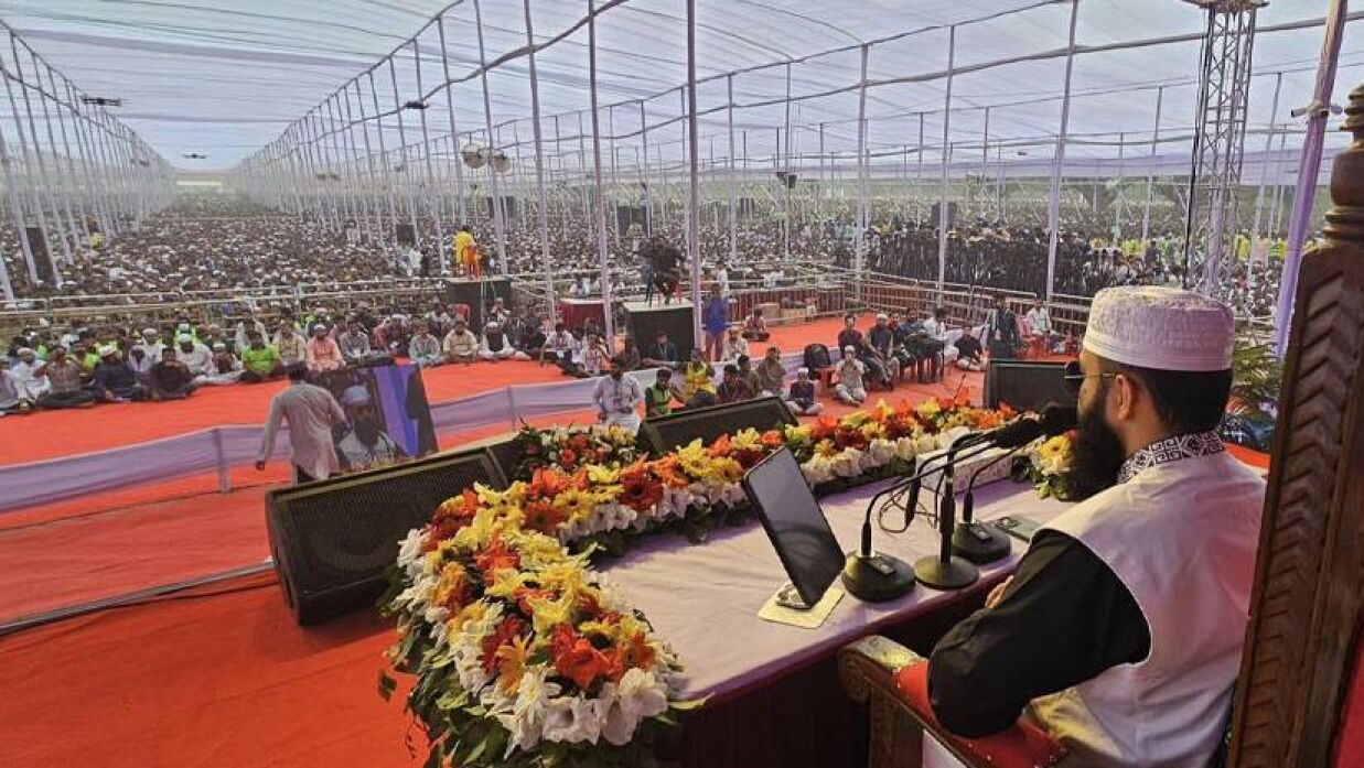 চাঁপাইনবাবগঞ্জে ইসলামী বক্তা ড. মিজানুর রহমান আজহারীর তাফসির মাহফিল