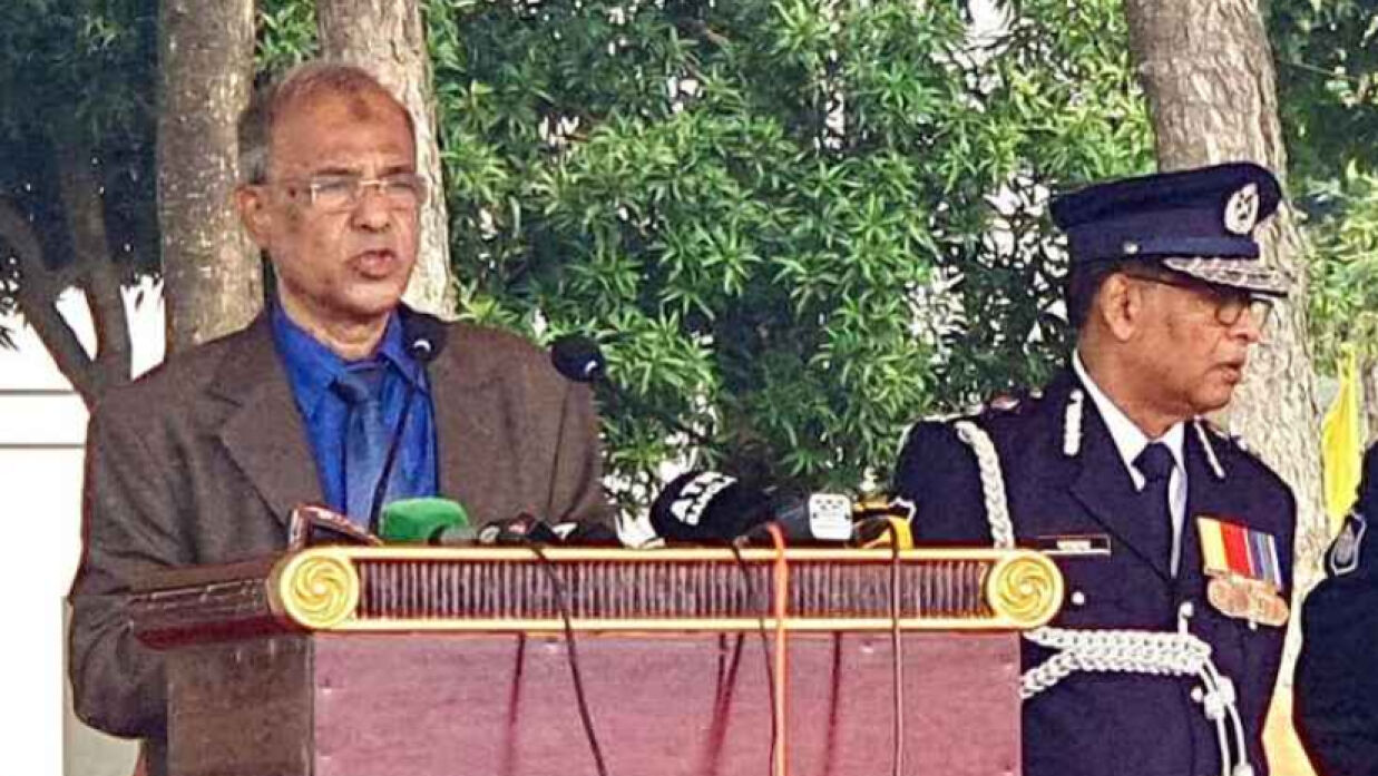 শিক্ষানবিশ সহকারী পুলিশ সুপারদের প্রশিক্ষণ সমাপনী কুচকাওয়াজ অনুষ্ঠানে বক্তব্য দিচ্ছেন স্বরাষ্ট্র উপদেষ্টা লেফটেন্যান্ট জেনারেল জাহাঙ্গীর আলম চৌধুরী