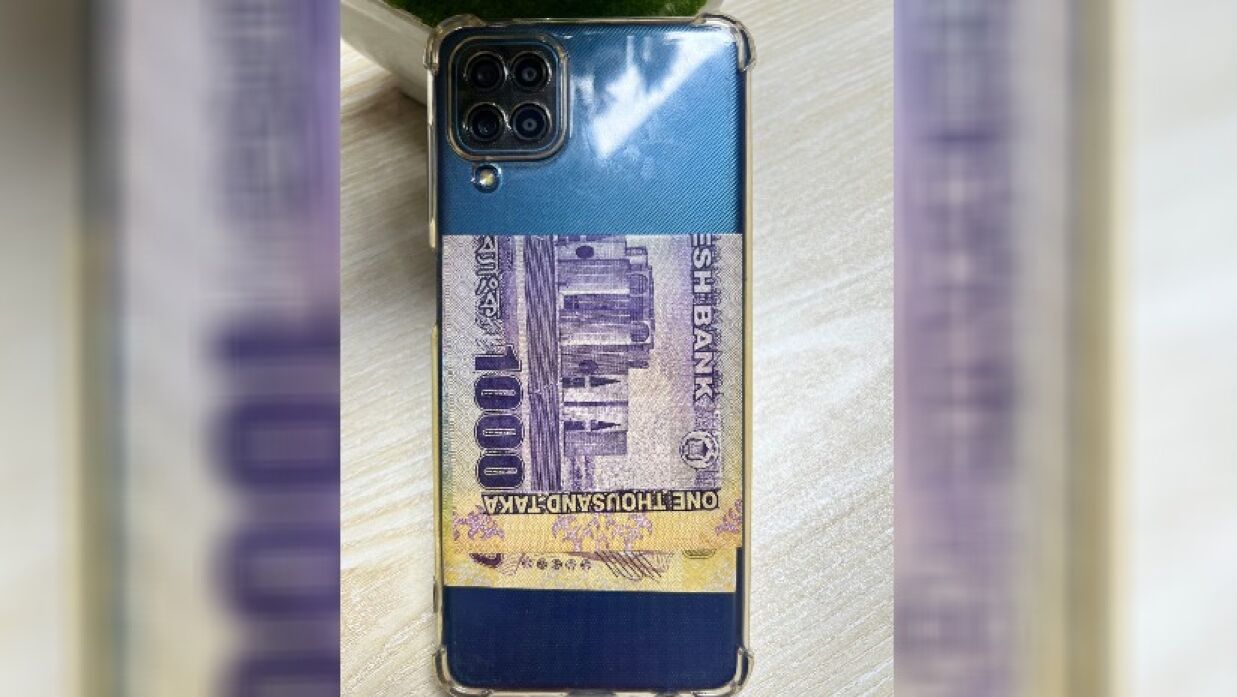 ফোনের ব্যাক কভারে টাকা