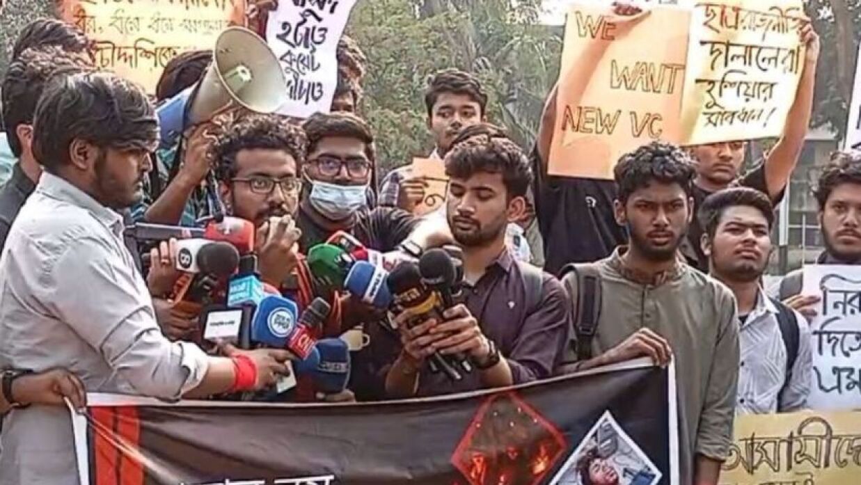 কুয়েট শিক্ষার্থীদের কেন্দ্রীয় শহীদ মিনারে অবস্থান 