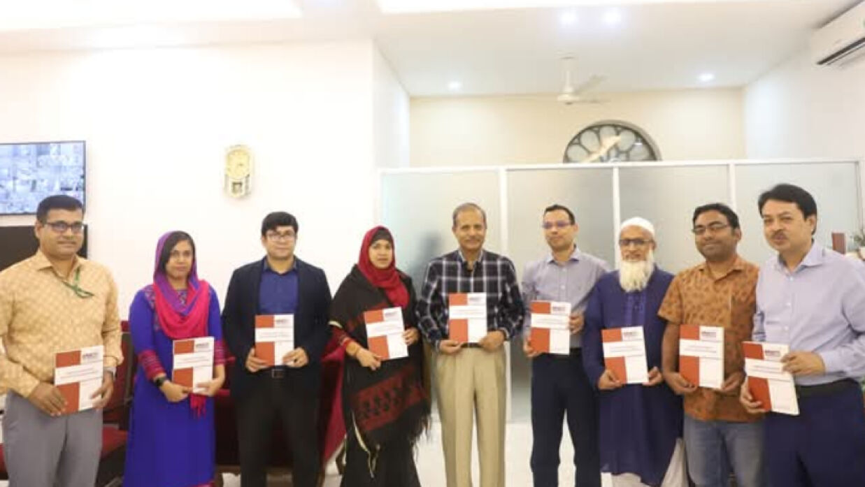 জার্নালটির মোড়ক উন্মোচন করেন উপাচার্য অধ্যাপক মো. রেজাউল করিম