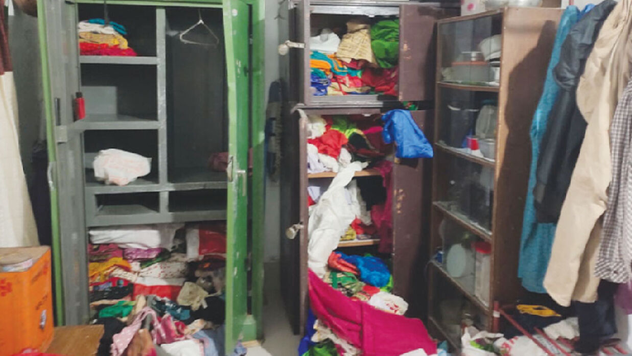 বরগুনার আমতলীতে আলমারি ভেঙে টাকা ও সোনা লুটে নেওয়া হয়