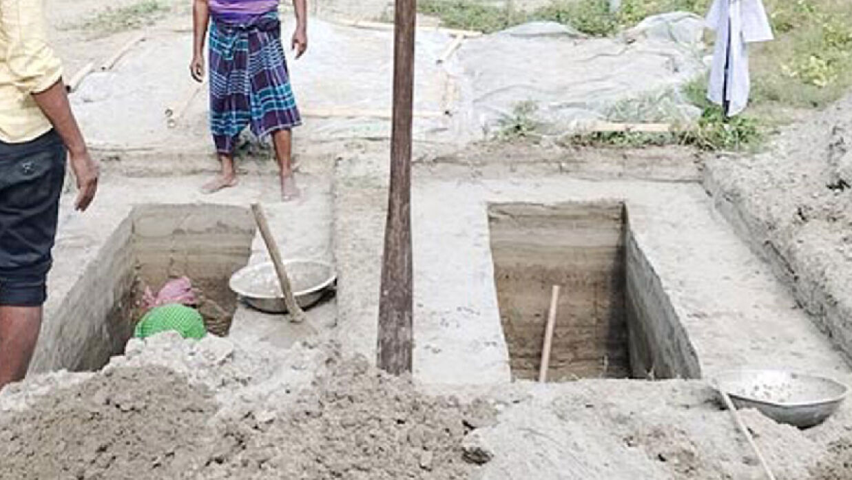 পাশাপাশি দুই কবর