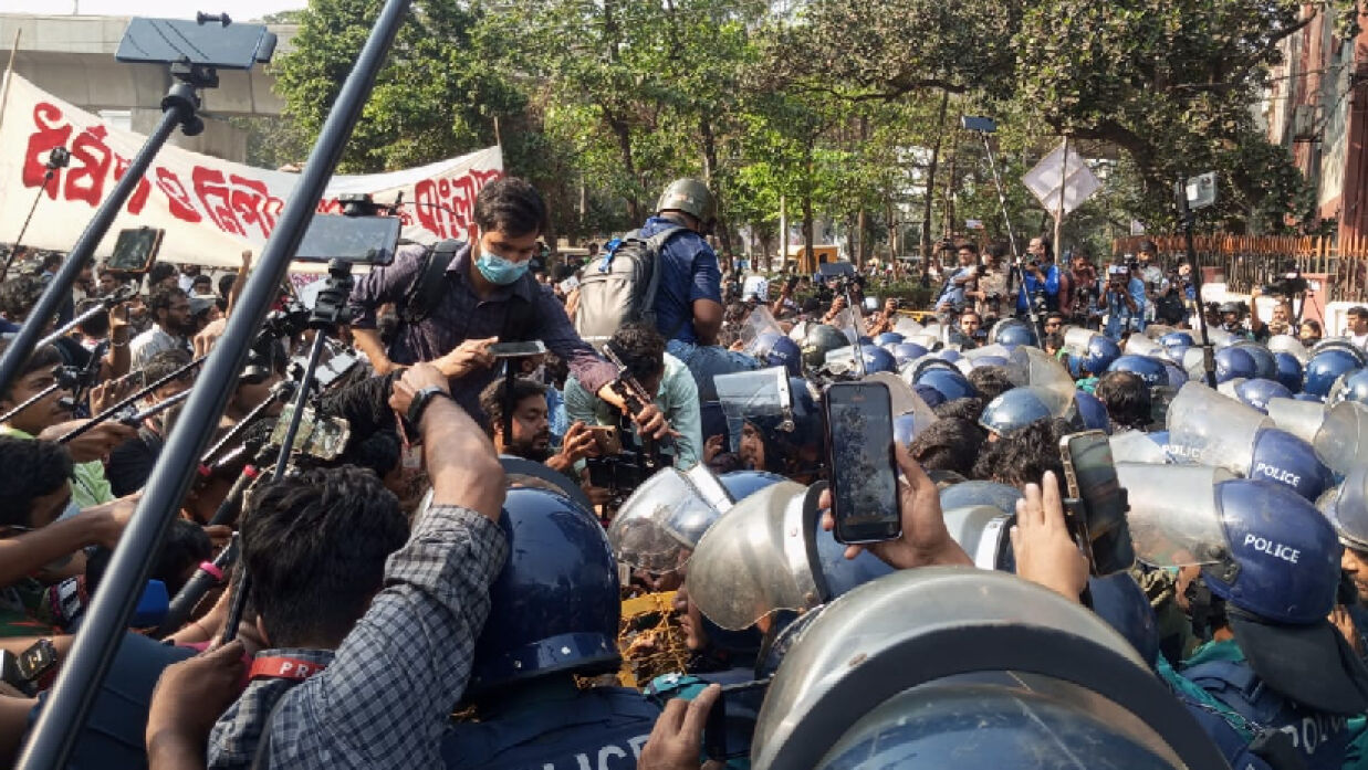 পুলিশের বাধার মুখে শিক্ষার্থীরা