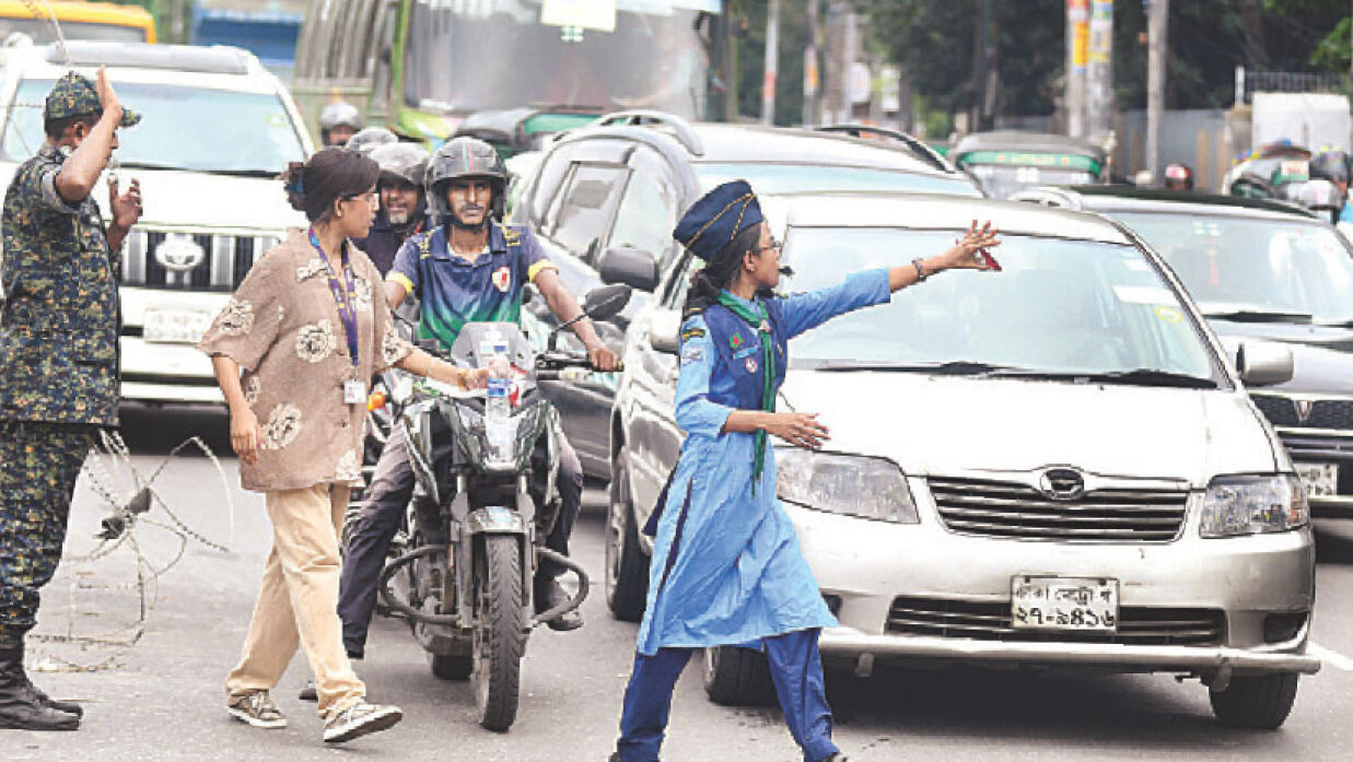 ট্রাফিকের দায়িত্বে শিক্ষার্থীরা