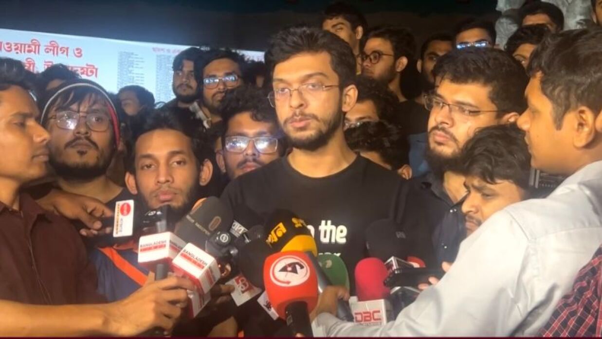 বুয়েট ক্যাম্পাসে বিক্ষোভ মিছিল করেছেন শিক্ষার্থীরা