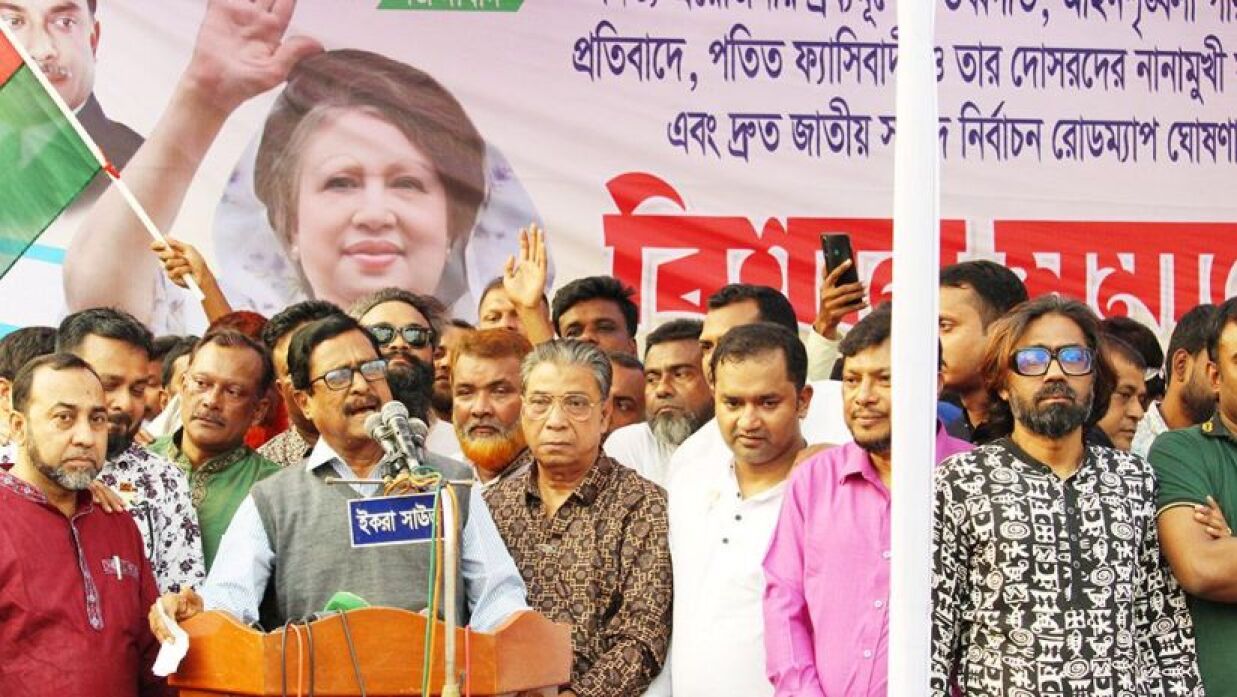 সমাবেশে বক্তব্য দিচ্ছেন ফজলুর রহমান