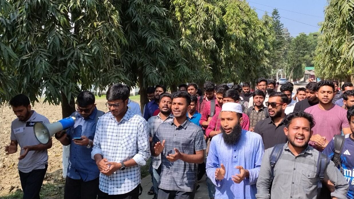 ছাত্রদলের কমিটি দেওয়ার প্রতিবাদে জাবিপ্রবি ক্যাম্পাসে শিক্ষার্থীদের বিক্ষোভ মিছিল