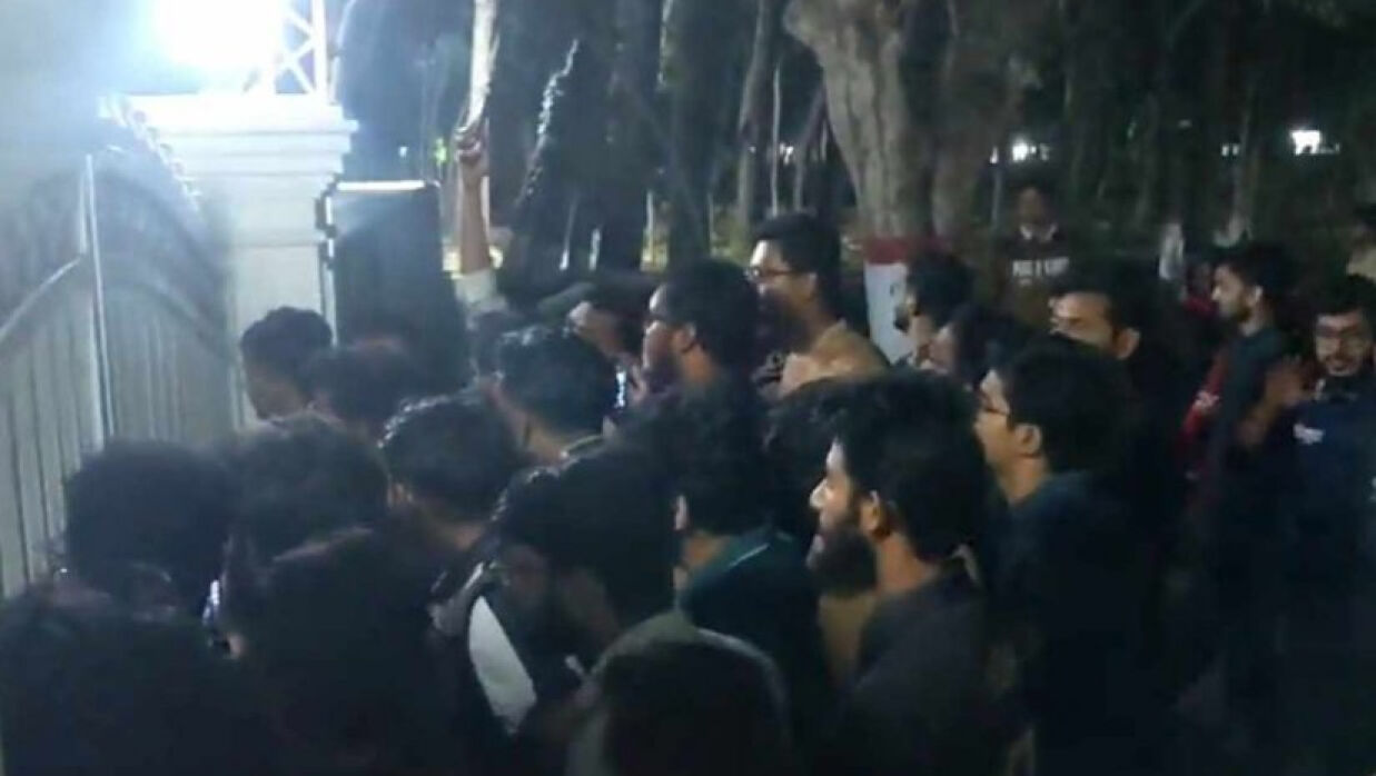 উপাচার্যের বাসভবনের সামনে শিক্ষার্থীরা
