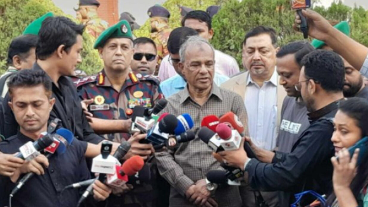 সাংবাদিকদের সঙ্গে স্বরাষ্ট্র উপদেষ্টা