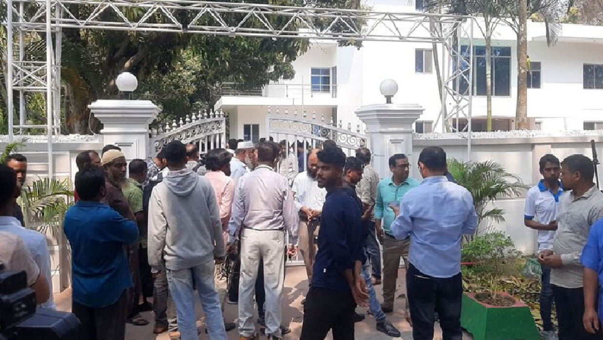 কুয়েট উপাচার্যের বাসভবনে শিক্ষার্থীদের ফের তালা দেওয়ার চেষ্টা