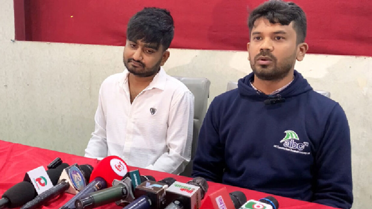 সংবাদ সম্মেলন করছেন ভুক্তভোগী মনিরুল ইসলাম
