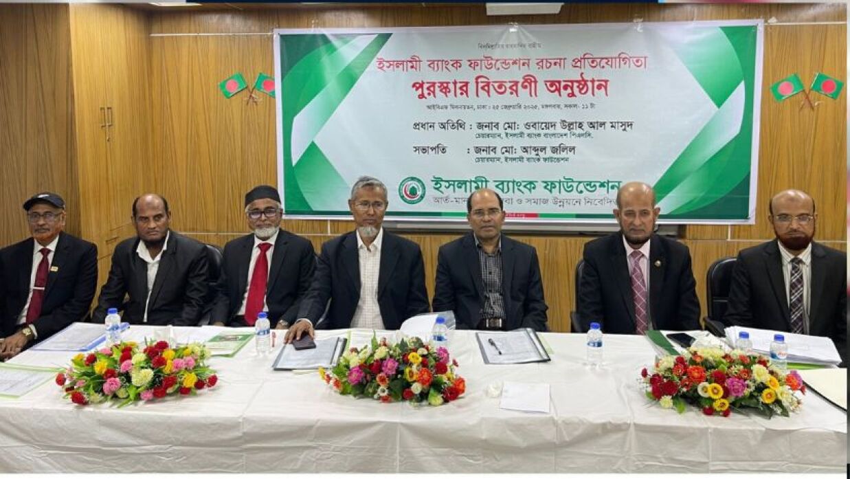 পুরস্কার ও সনদপত্র বিতরণকালে