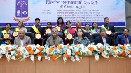 ঢাবির জীববিজ্ঞান অনুষদের ডিনস অ্যাওয়ার্ড পেলেন ৭৫ শিক্ষার্থী