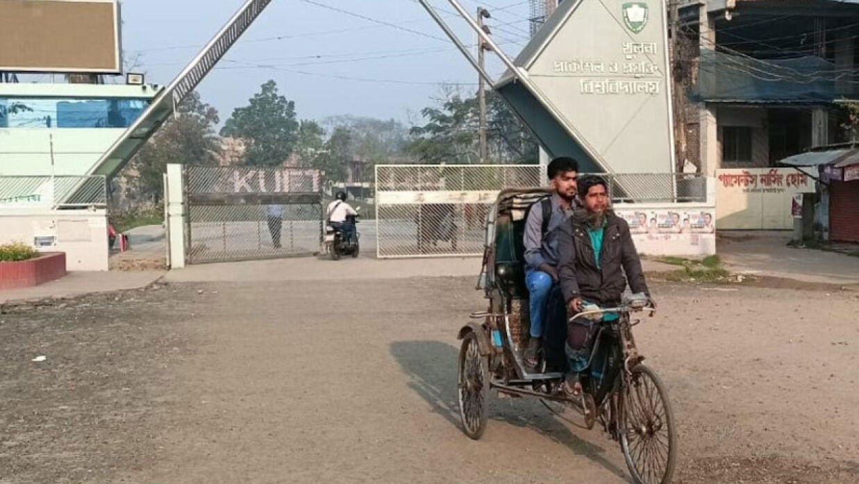 হল ছাড়ছেন কুয়েট শিক্ষার্থীরা