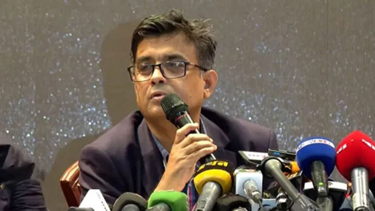 ‘ডিজেএফবি টক’ অনুষ্ঠানে বক্তব্যে দিচ্ছেন প্রধান উপদেষ্টার প্রেস সচিব শফিকুল আলম