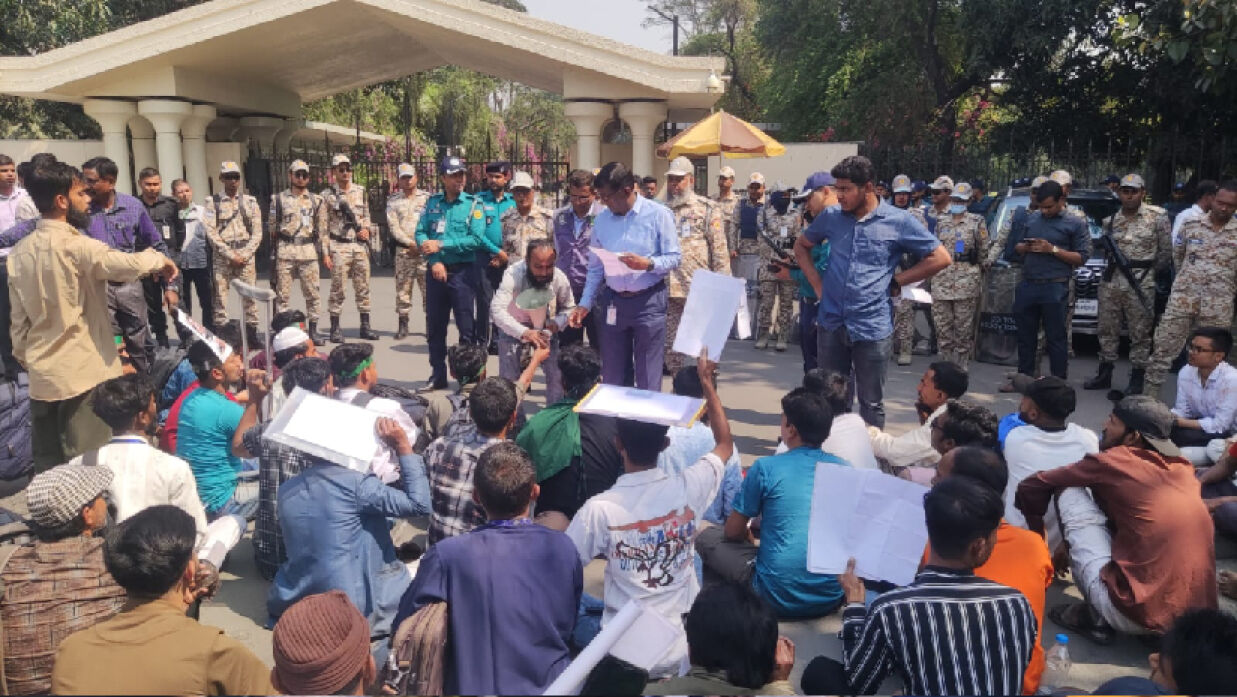 প্রধান উপদেষ্টার কার্যালয়ের সামনে অবস্থান নিয়েছেন জুলাই আহতরা