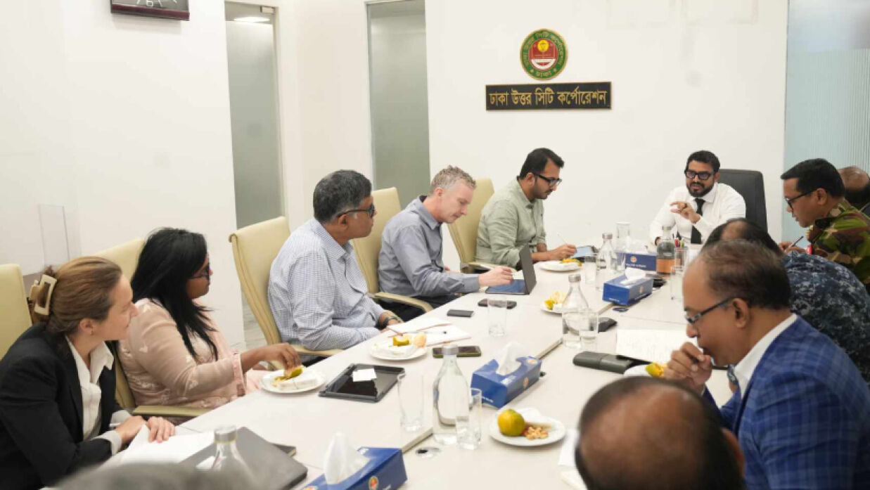 নগরভবনে ডিএনসিসি প্রশাসক মোহাম্মদ এজাজের সঙ্গে সাক্ষাৎকালে বিশ্বব্যাংকের প্রতিনিধি দল