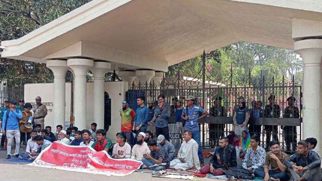 ১ দফা দাবিতে প্রধান উপদেষ্টার কার্যালয়ের সামনে আহতদের আজও অবস্থান