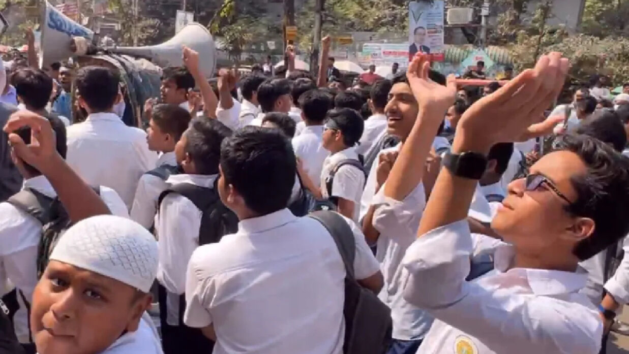 অধ্যক্ষের পদত্যাগের দাবিতে বিক্ষোভ