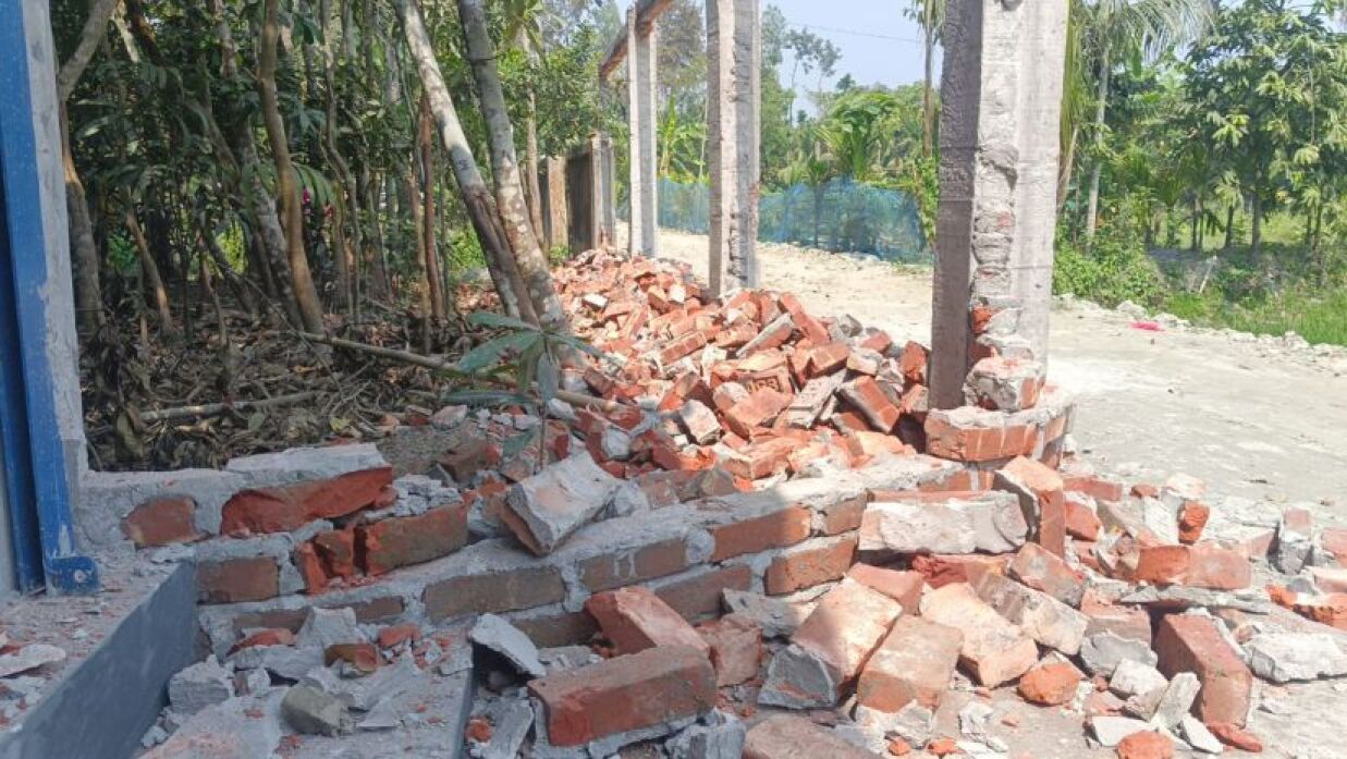 নির্মাণাধীন দোকান ভাঙচুর