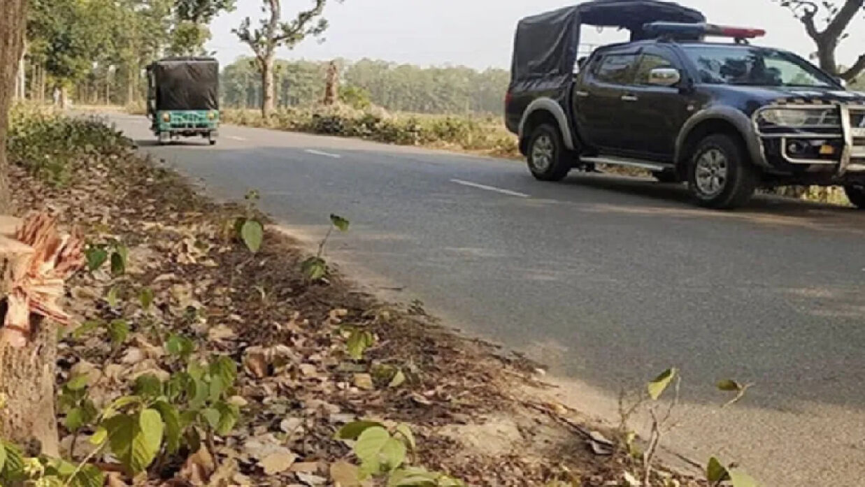 শিক্ষা সফরের বাসে ডাকাতির ঘটনায় গ্রেপ্তার ৪