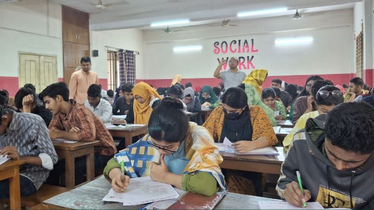 পরীক্ষা দিচ্ছেন ভর্তি ইচ্ছুরা