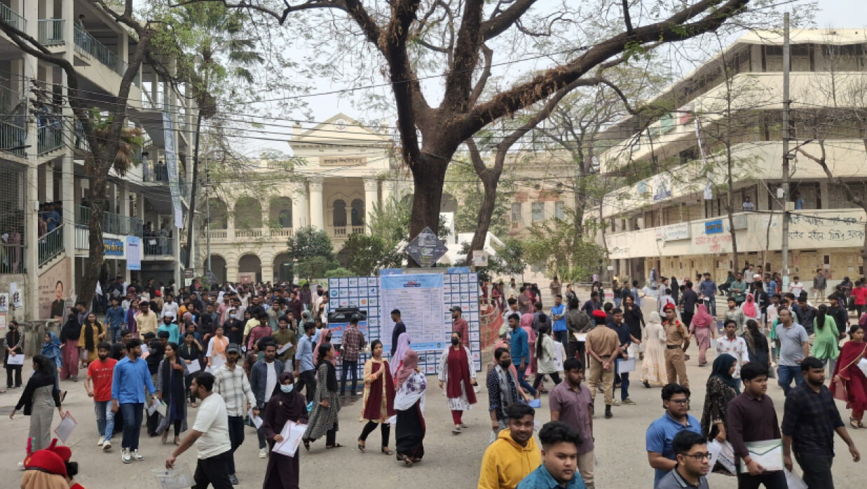 কেন্দ্র থেকে বের হচ্ছেন পরীক্ষার্থীরা