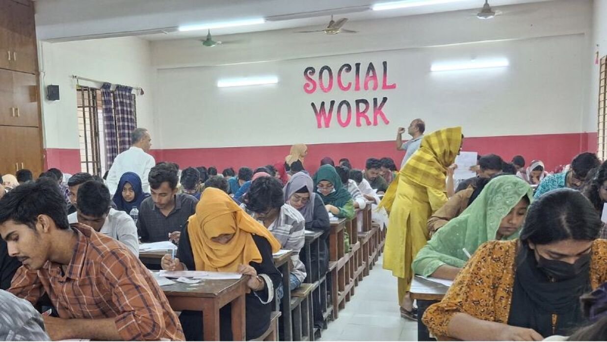 পরীক্ষা দিচ্ছেন ভর্তিচ্ছুরা
