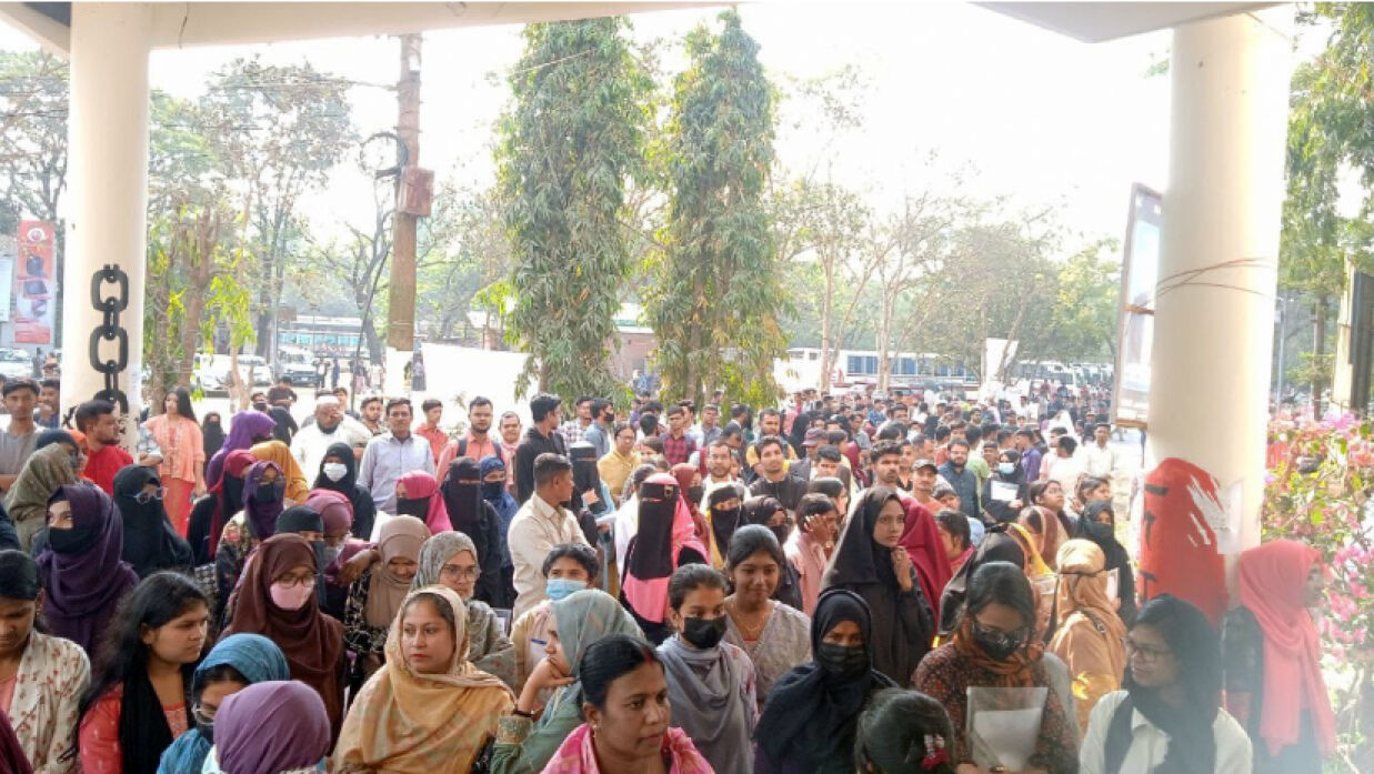পরীক্ষা কেন্দ্রের সামনে ভর্তিচ্ছুরা