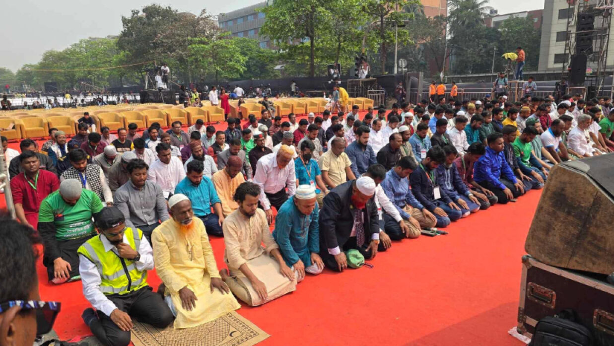 মঞ্চের সামনে জুমার নামাজ আদায়