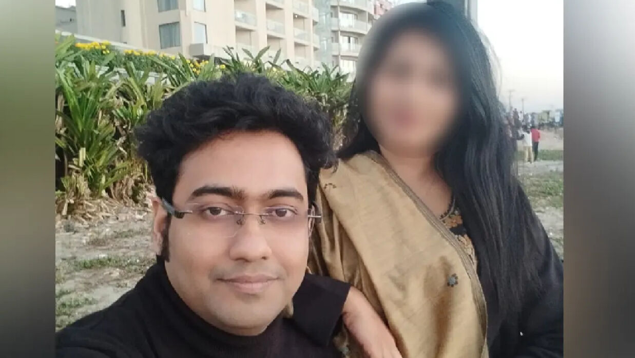 ফেসবুকে প্রেম, স্ত্রীর মর্যাদার দাবিতে চিকিৎসকের বাড়ির সামনে নারী