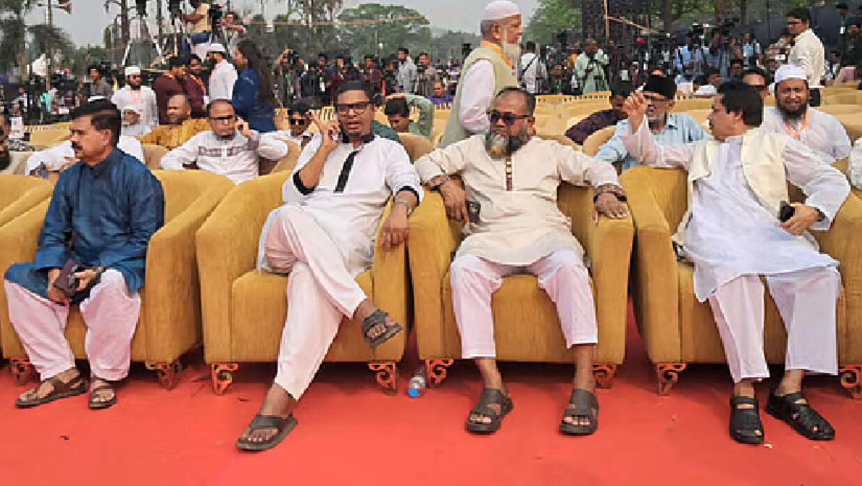 মঞ্চের সামনের সারিতে এক পাশে বিভিন্ন রাজনৈতিক দলের নেতাদের বসার আসন রাখা হয়েছে