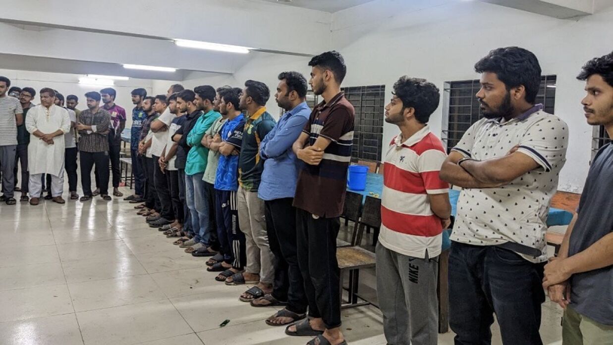 শেকৃবিতে শিক্ষার্থীদের র্যাগিংয়ের সময় হাতেনাতে ধরেন উপাচার্য