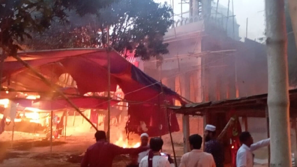 পীর রহিম শাহ ভান্ডারীর মাজারে হামলা, ভাঙচুর ও অগ্নিসংযোগ করেছে দুর্বৃত্তরা