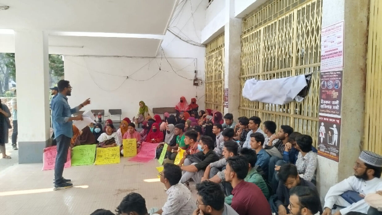 আইন অনুষদের মাধ্যমে ভর্তি পরীক্ষার দাবিতে কর্মসূচি
