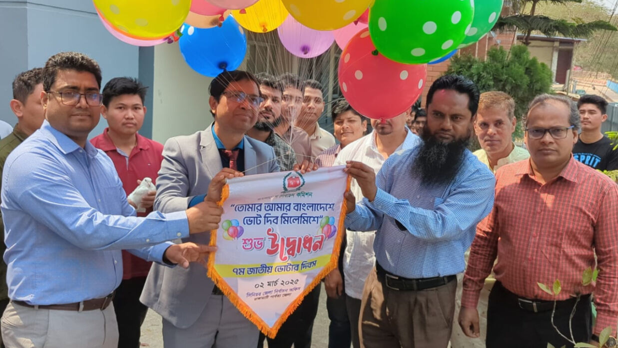 রাঙামাটিতে নির্বাচন অফিসে বেলুন ও পায়রা উড়িয়ে জাতীয় ভোটার দিবসের উদ্বোধন করা হয়