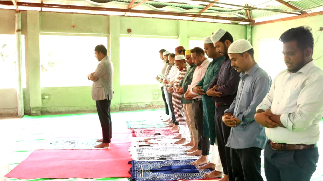 নামাজে ইমামতি করছেন রাবিপ্রবির উপাচার্য অধ্যাপক ড. মো. আতিয়ার রহমান