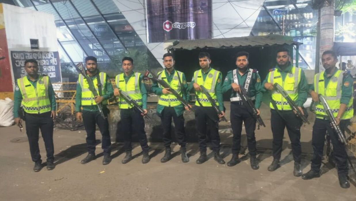 পুলিশ সদস্যদের মহড়া